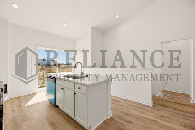 Building Photo - 5243 N Pinecrest Ct