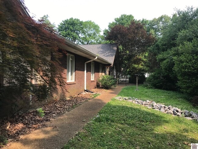 Building Photo - 1075 Friedman Ln