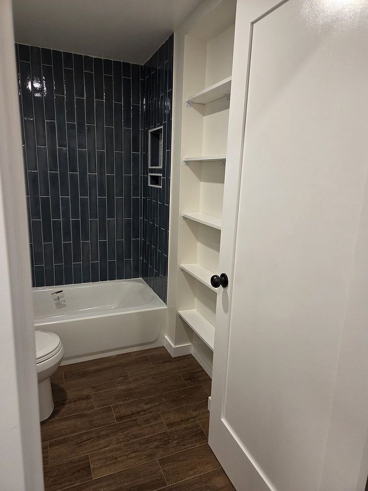 Building Photo - 512 De la Vina St