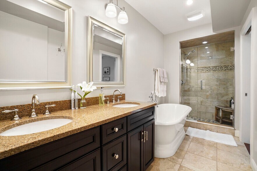 Building Photo - 16 Follen St