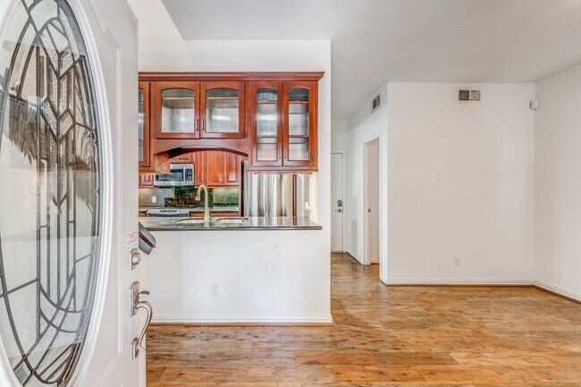 Building Photo - 708 Fowler St