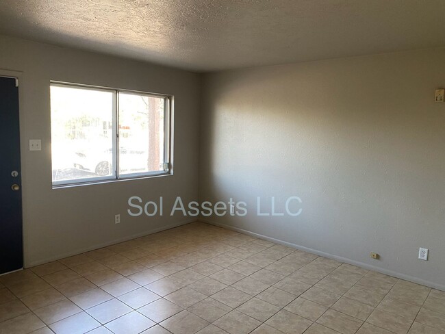 Building Photo - 3 Bed, 1 Bath Family Home Near UNM and the...