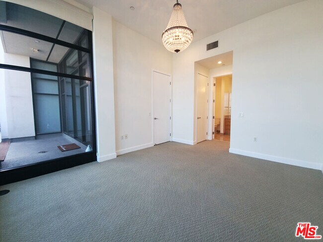 Building Photo - 3223 W 6th St