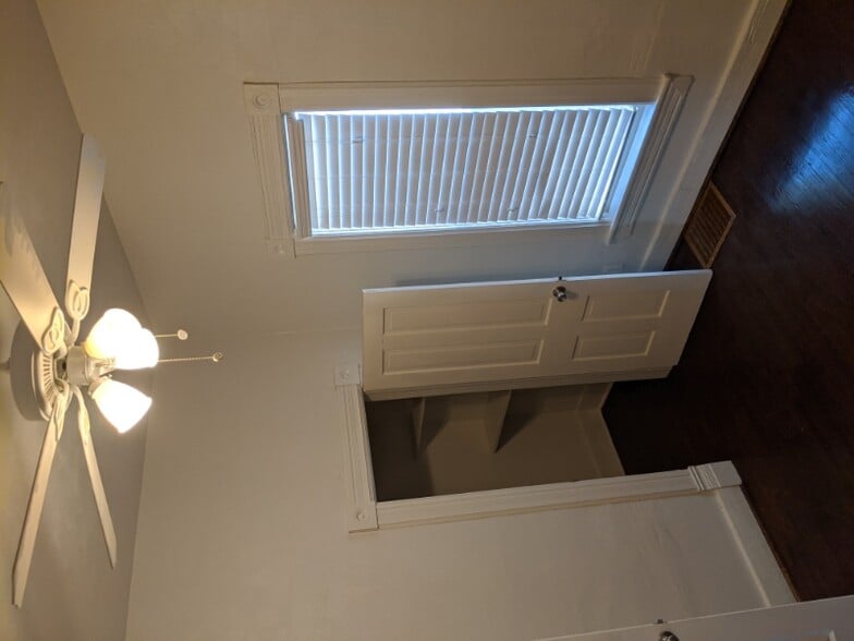 Building Photo - 721 Main St