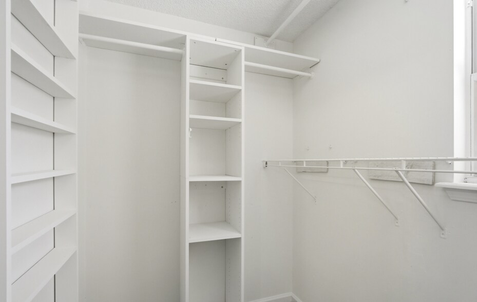 Building Photo - 2162 Saint Martins Dr E