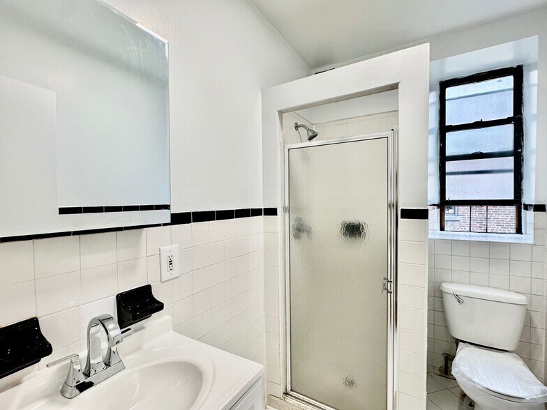 Building Photo - 209 W 108th St