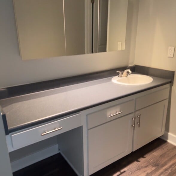 vanity bonus area - 411 Kelton Ave