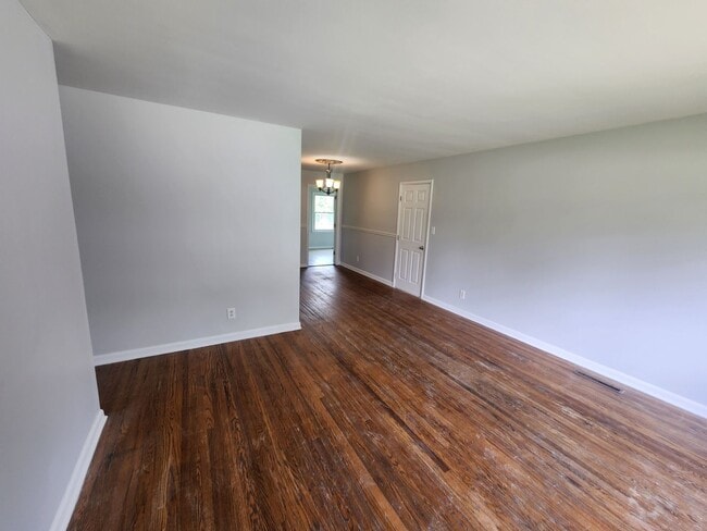 Building Photo - Beautiful 3 bedroom 1 bath with attached g...