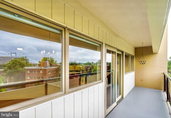 Building Photo - 4720 Chevy Chase Dr