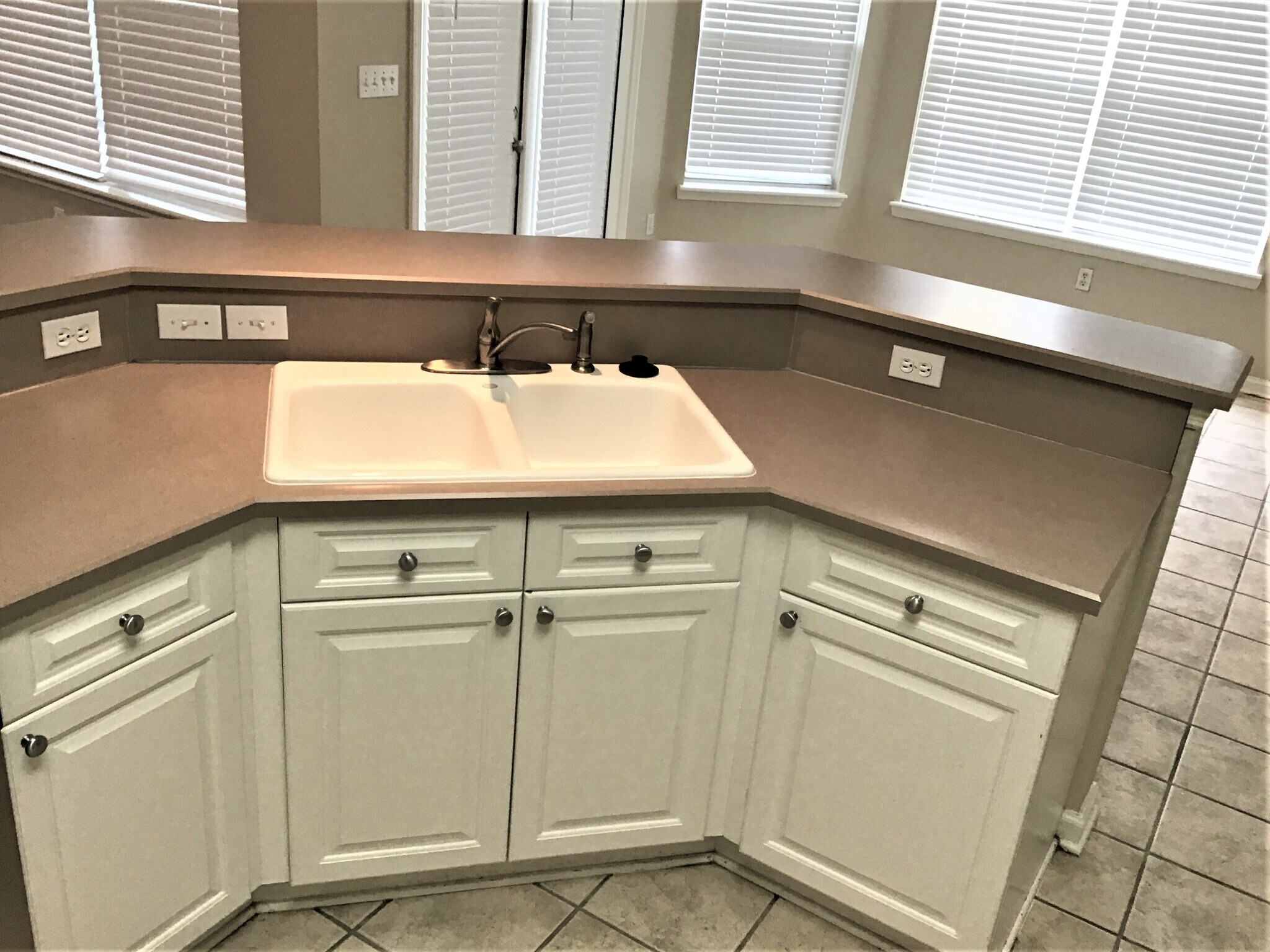 Building Photo - 587 Oakmont Dr