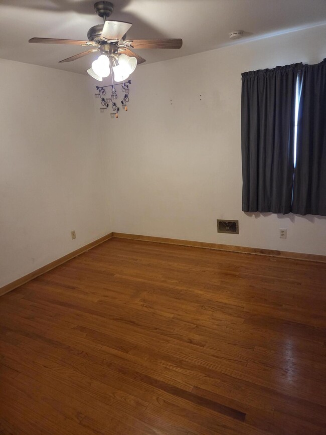 Building Photo - 2306 S 85th St