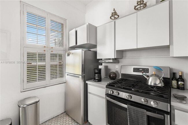 Building Photo - 2421 Lake Pancoast Dr