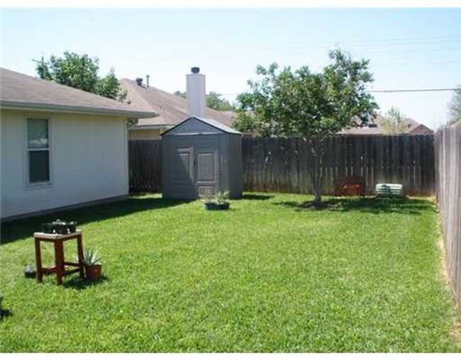 Building Photo - 3/2 House with Fenced Backyard