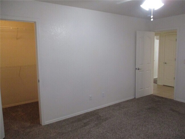 Building Photo - 5543 Clubhouse Ct