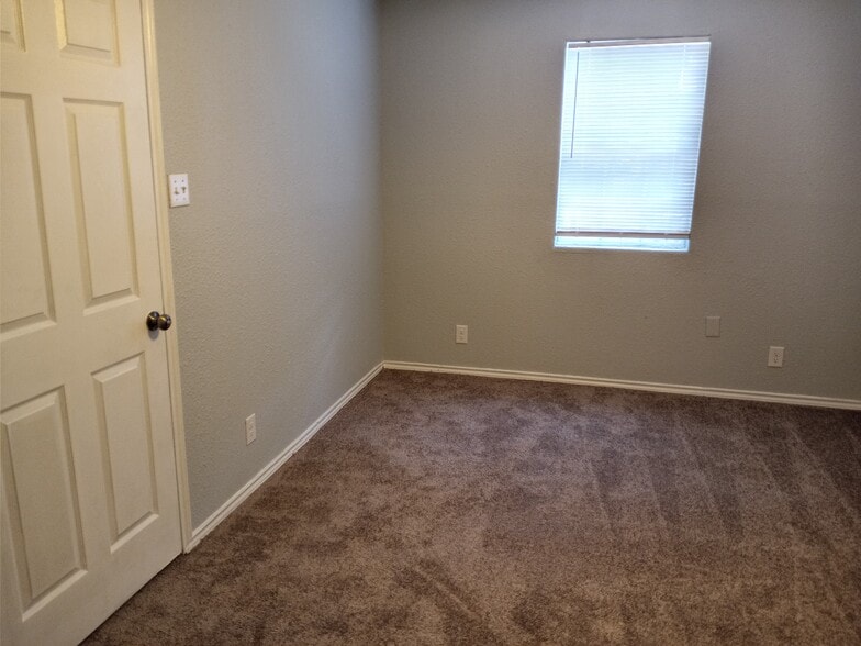 bedroom - 513 Wolf St