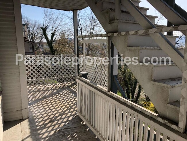 Building Photo - 919 Clay Ave