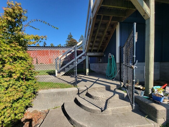 Building Photo - Bright and cheery 2 bed top level apartment in convenient Bremerton location