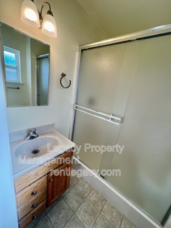 Building Photo - 3884 Bayview Cir