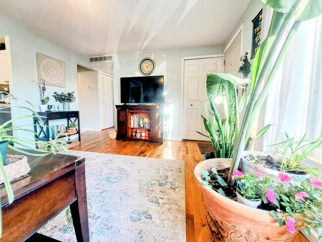 Building Photo - 16 W Eden Ct