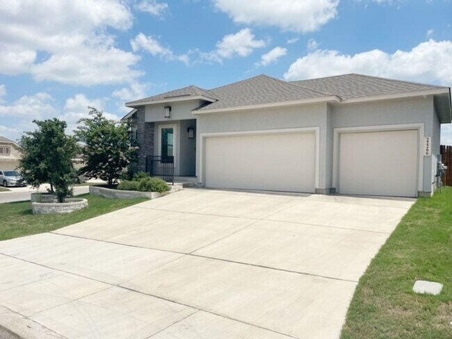 Building Photo - This stunning, 4BED/2BATH, well maintained...