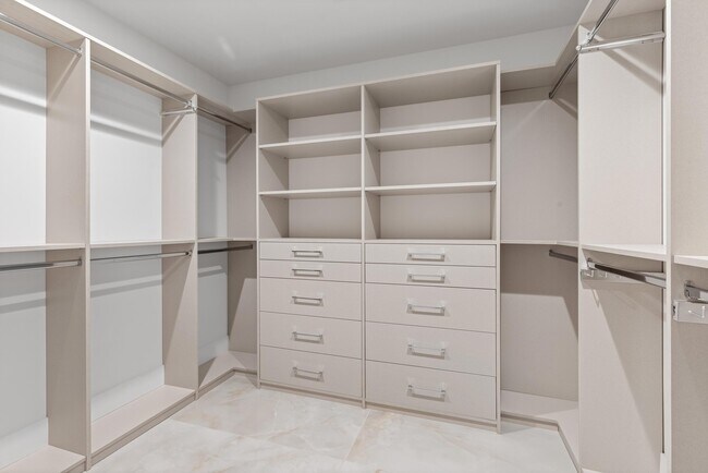 Building Photo - 475 E Royal Palm Rd