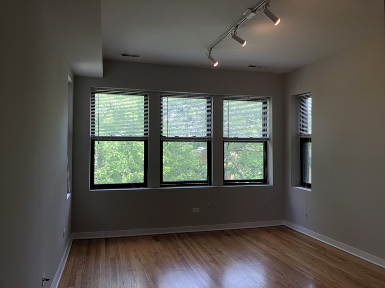 Building Photo - 6704 N Artesian Ave