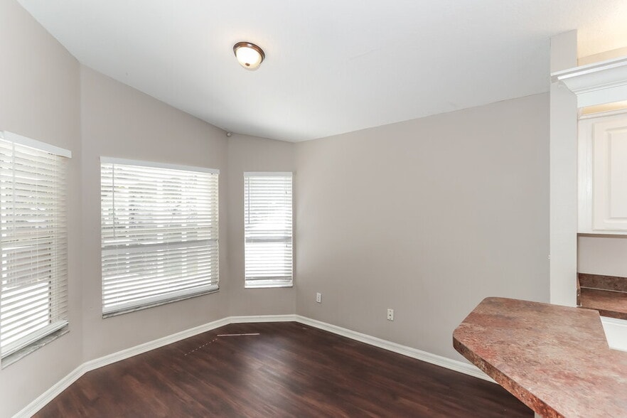 Building Photo - 1710 Wakefield Dr