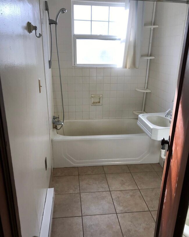 Building Photo - 213 N Almon St