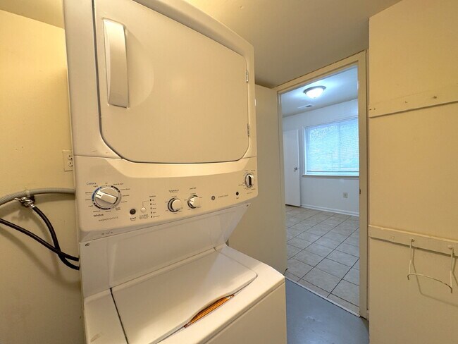 Building Photo - Charming Townhome in Prime Annandale Location