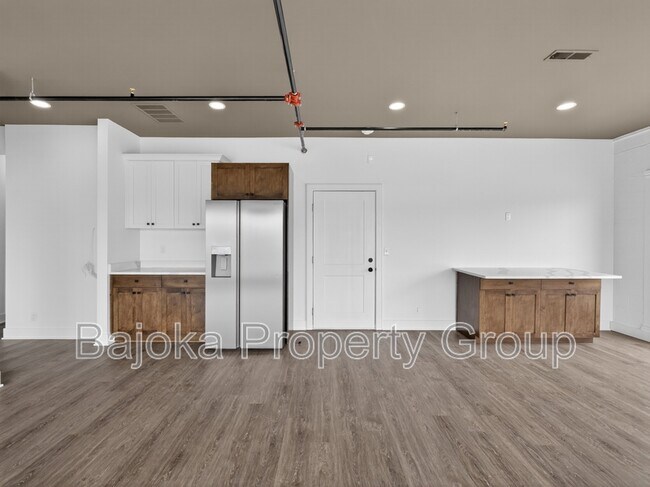 Building Photo - 415 W Nine Mile Rd