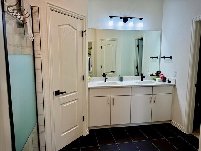 Building Photo - 1209 Cole Ests Dr