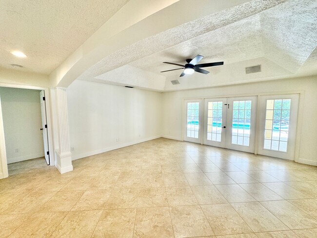 Building Photo - ** BERKSHIRE LAKES ** 3 BED + DEN / 2.5 BA...