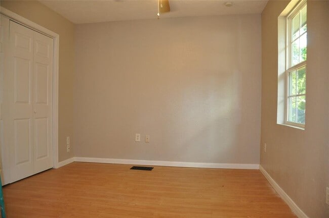 Building Photo - 926 Queenswood St