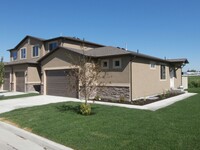 Building Photo - Luxury Tremonton Town-Home for For Rent