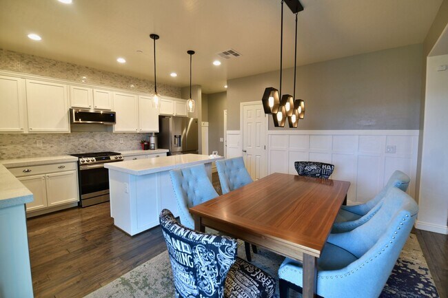 Building Photo - Gorgeous 3bed / 2.5bath home located in Tuscany!