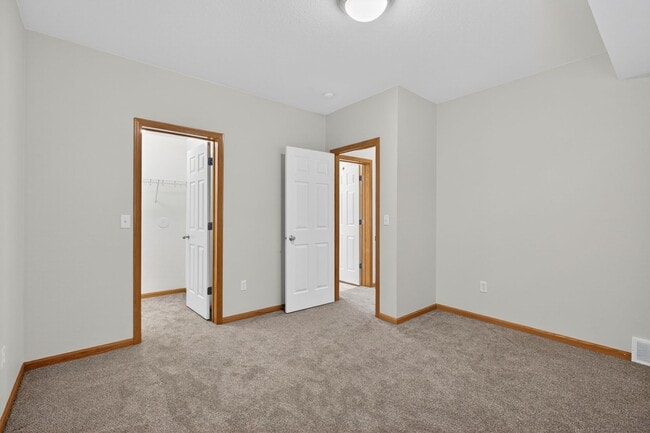 Building Photo - 3 Bedroom 3.5 bath