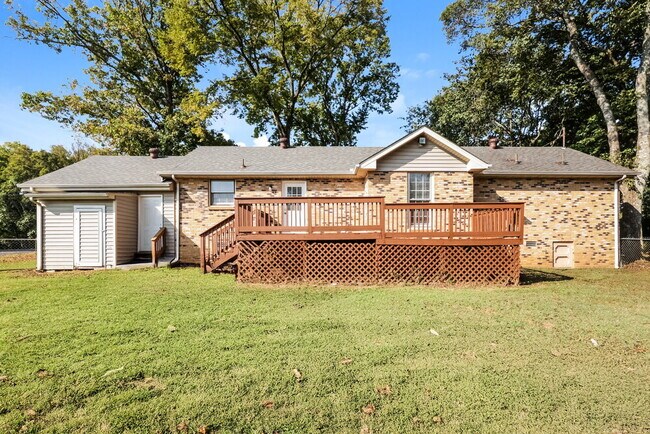 Building Photo - 702 Valley Green Dr