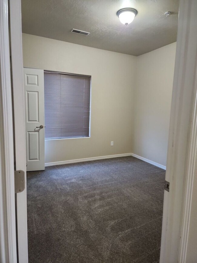 Building Photo - Cedar Crossings Townhome