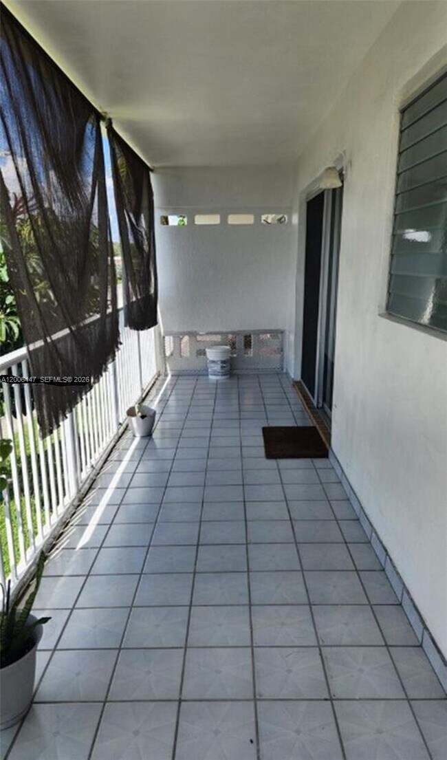 Building Photo - 1430 NE 170th St