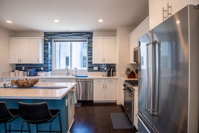 Building Photo - 1562- Vista del Mar Way
