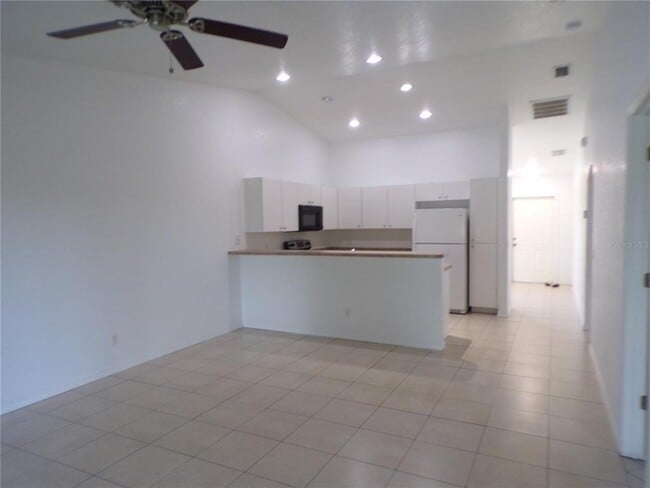Building Photo - 385 Sunflower St