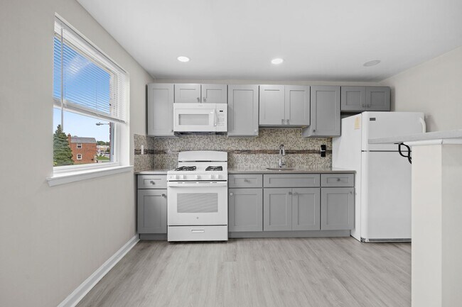 Building Photo - 551 Avon St