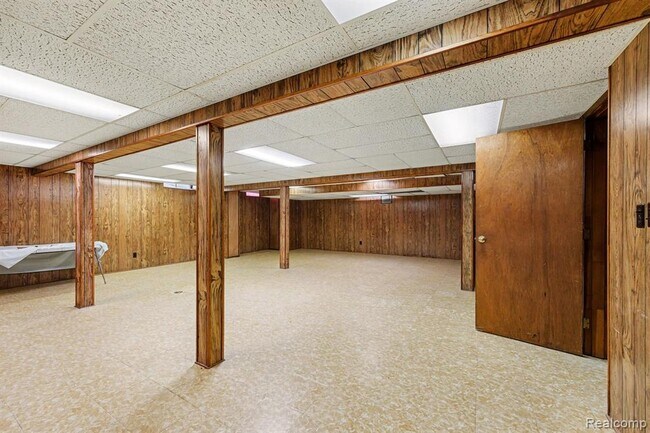 Building Photo - 35656 Saxony Dr
