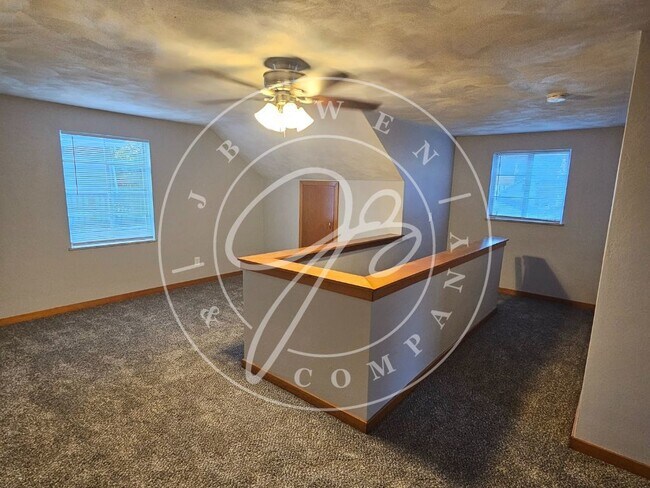 Building Photo - Beautiful 3 bedroom brick home in South Toledo