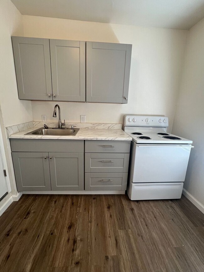 Building Photo - Updated Studio Apartment in Shasta Lake