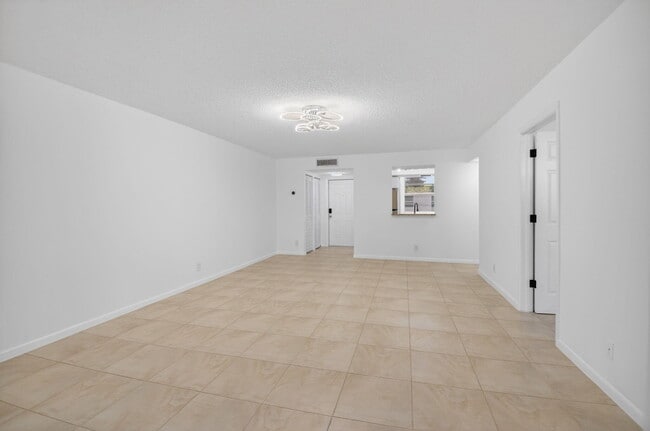 Building Photo - 10 Willowbrook Ln