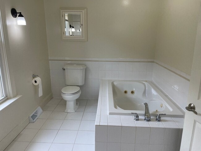 Building Photo - Charming & Well-Maintained 2-Bedroom, 1.5-...