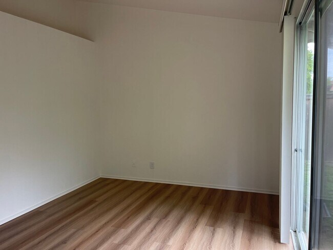 Building Photo - 3br/2ba Home on corner lot