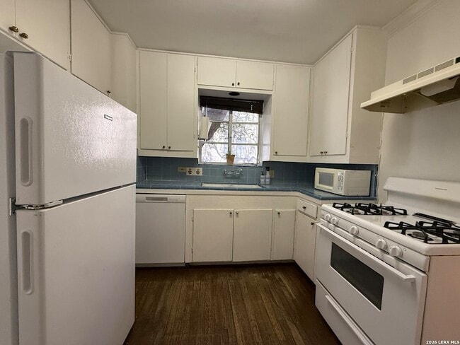 Building Photo - 230 E Mulberry Ave