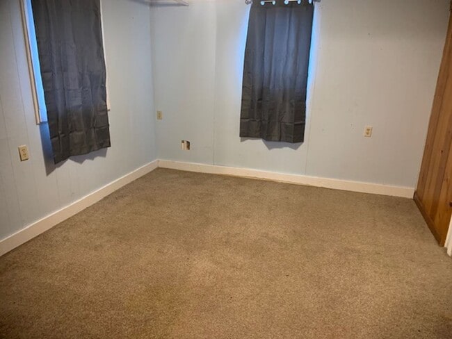 Building Photo - 4 Bed, 1 3/4 bath home on Pioneer Hill next to a park